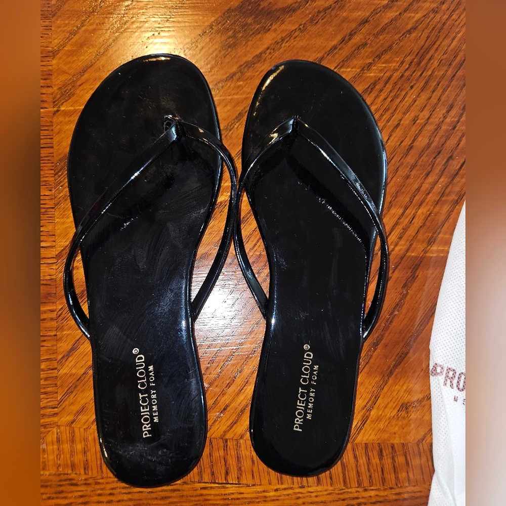 Project Cloud Women's Black Flip Flops Size 9 (Fits Like 8 1/2)